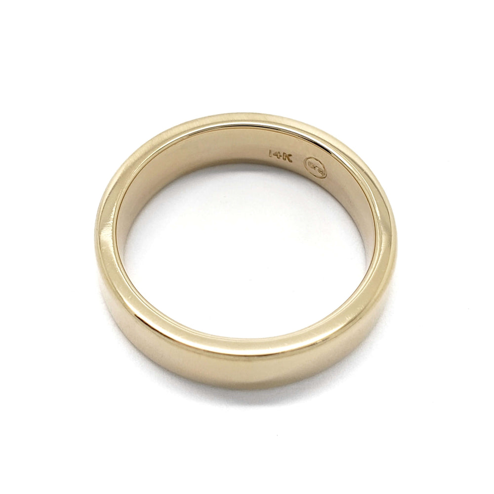 14k yellow gold flat wedding ring viewed from above showing inner hallmark
