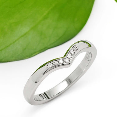 14kt white gold chevron diamond wedding ring with pavé setting, leaf background