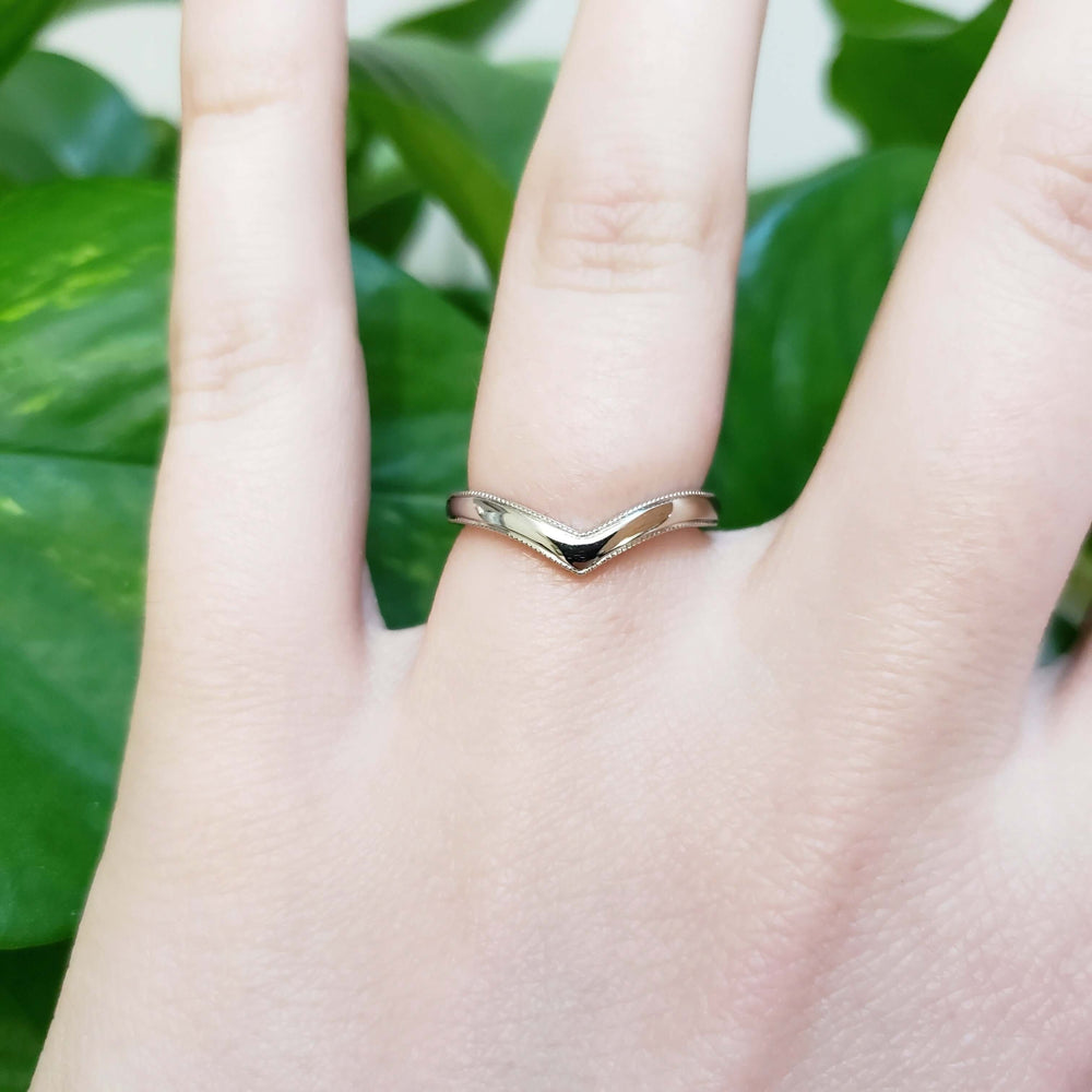 14kt white gold chevron millgrain wedding ring worn on a hand