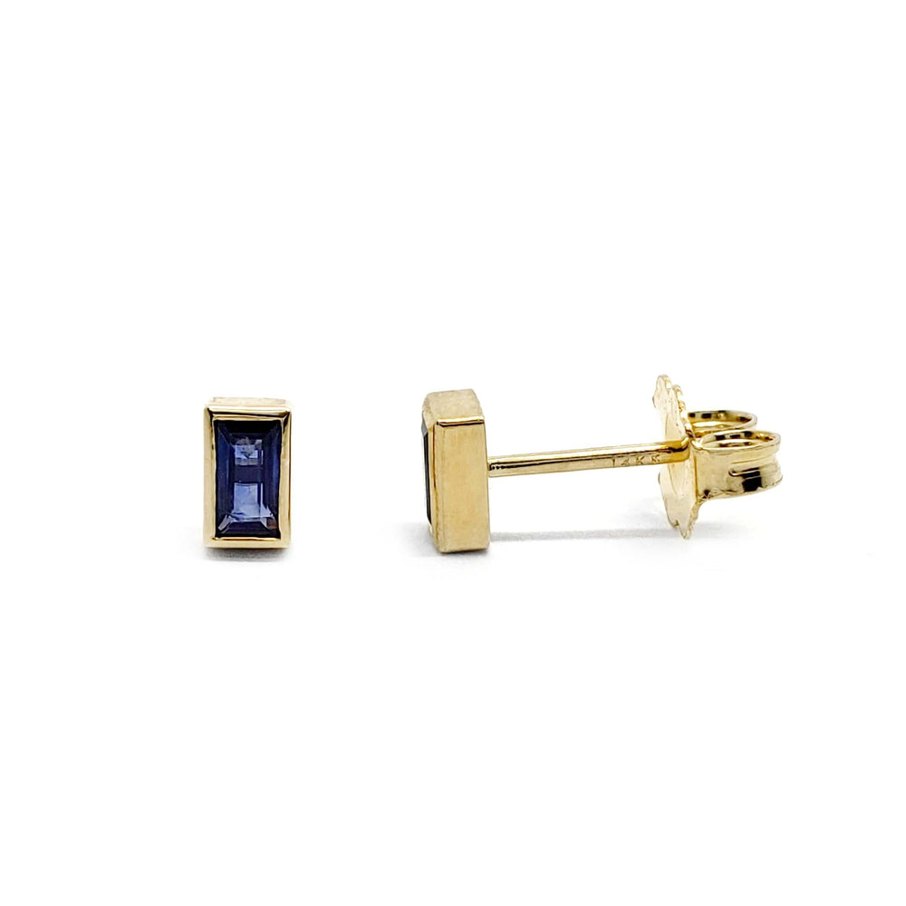 Pair of 14kt yellow gold stud earrings with baguette-cut blue sapphires, front and side view