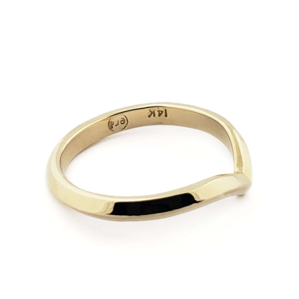 14kt yellow gold chevron wedding band showing inside hallmark
