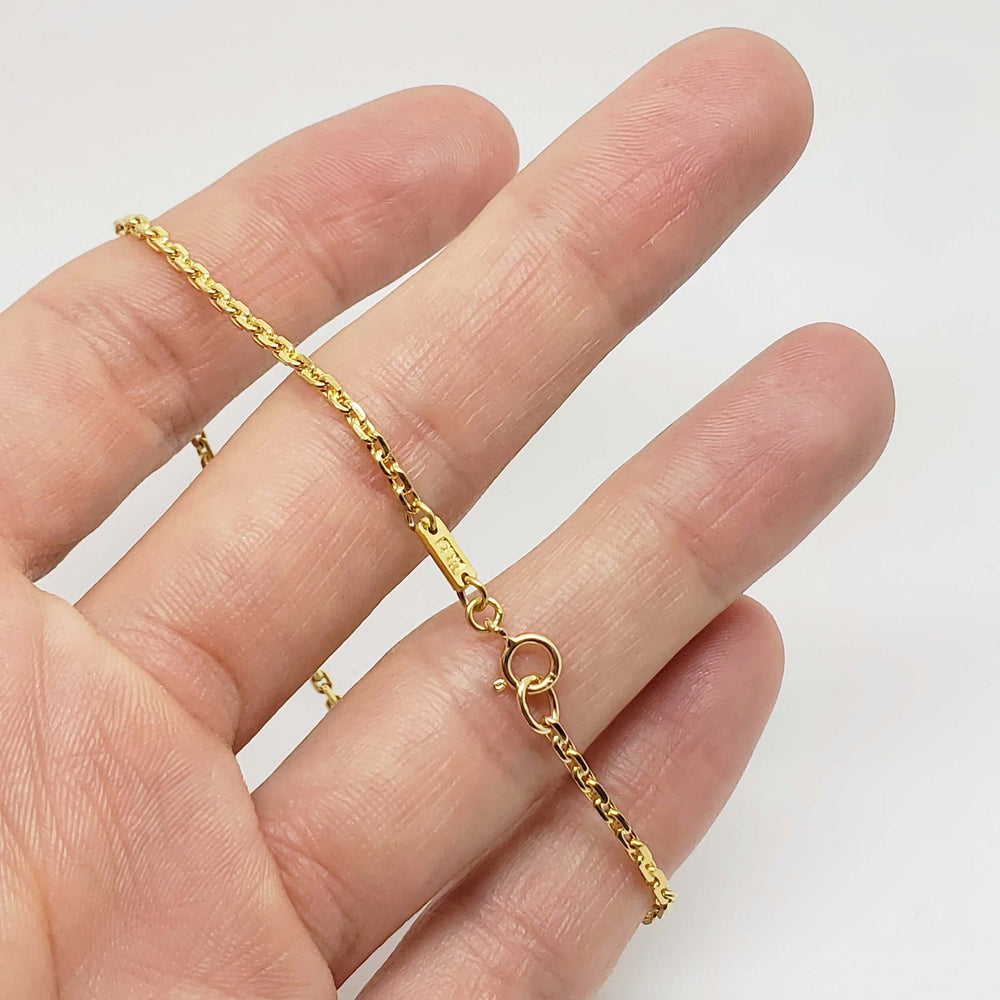 22kt yellow gold chain bracelet with clasp shown on a hand