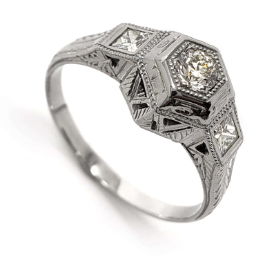 Antique 18kt white gold ring with hexagon-set round diamond and princess cut side diamonds