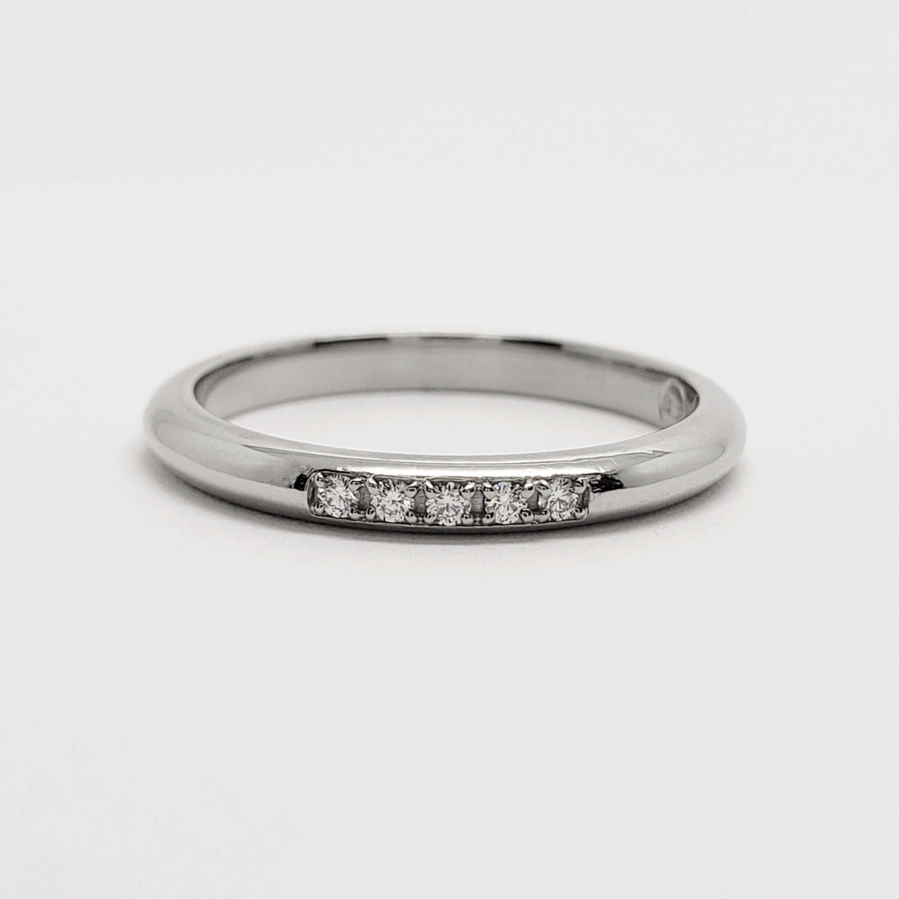Straight view of 14kt white gold ring with five Canadian diamonds