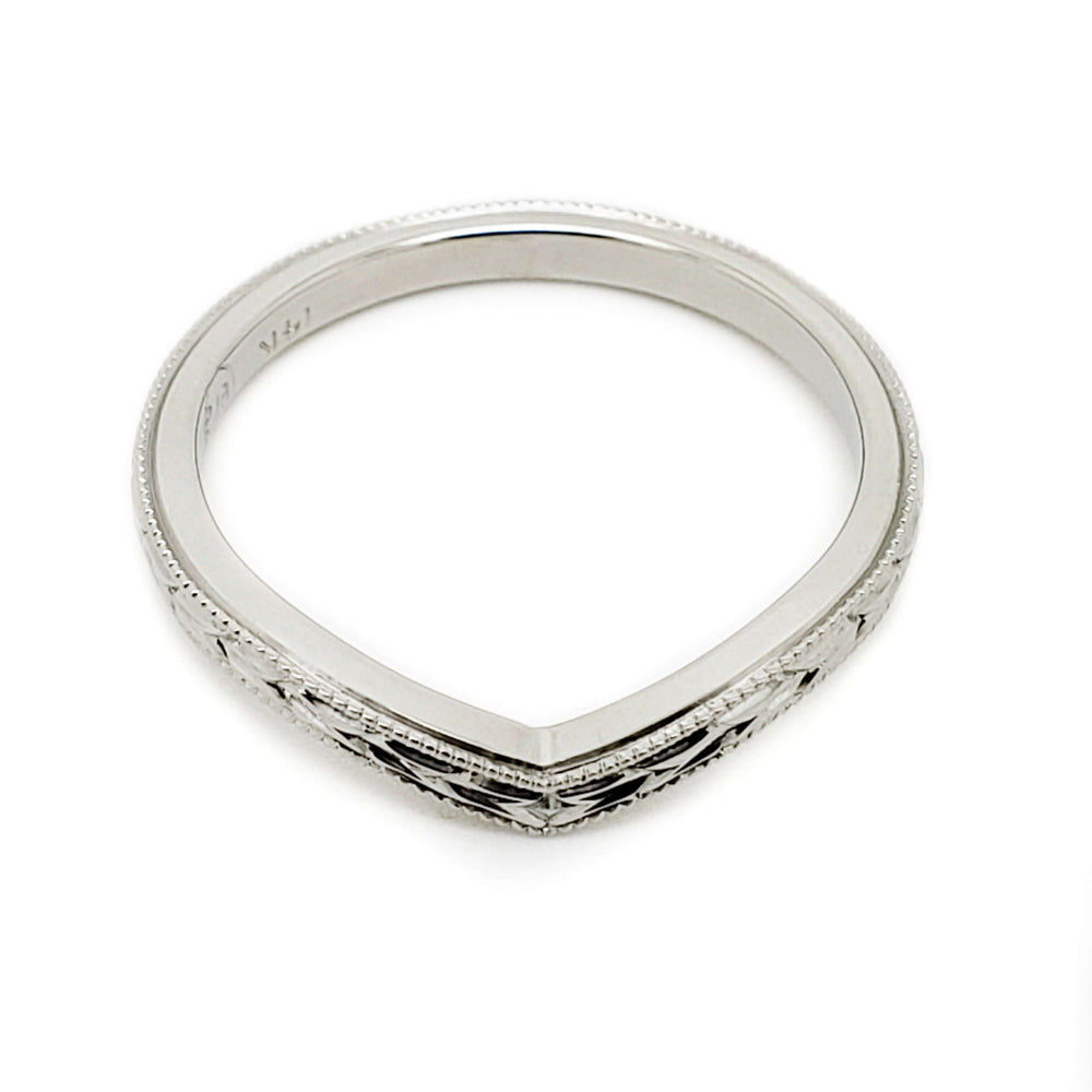 Top view of a 14kt white gold chevron wedding band with wheat engraving and millgrain