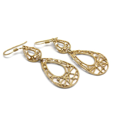 Pair of vintage 10kt yellow gold filigree dangle earrings with teardrop design