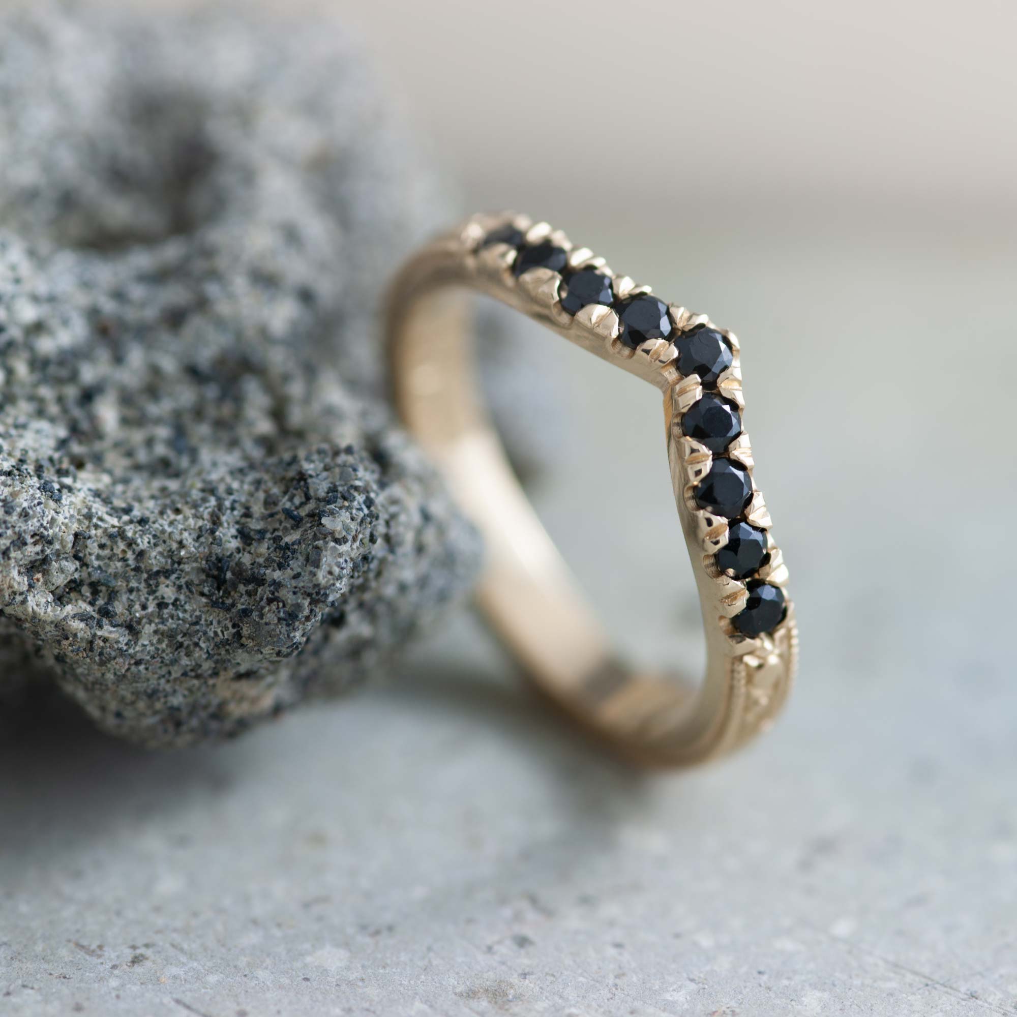 Spinal Rings Design Black spinel wedding rings | Beachweddingtips.com
